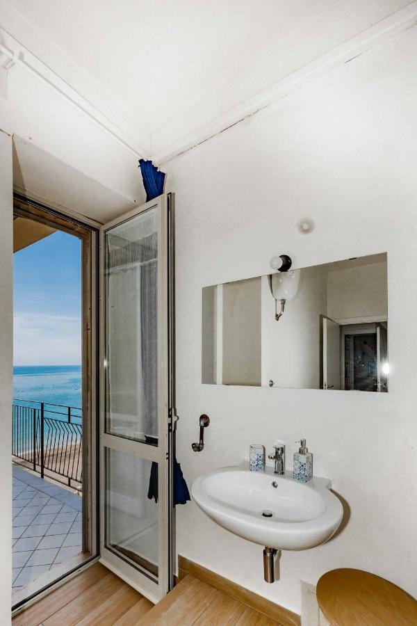 On The Beach Sea-View&Kitchen In Room Salerno Dış mekan fotoğraf